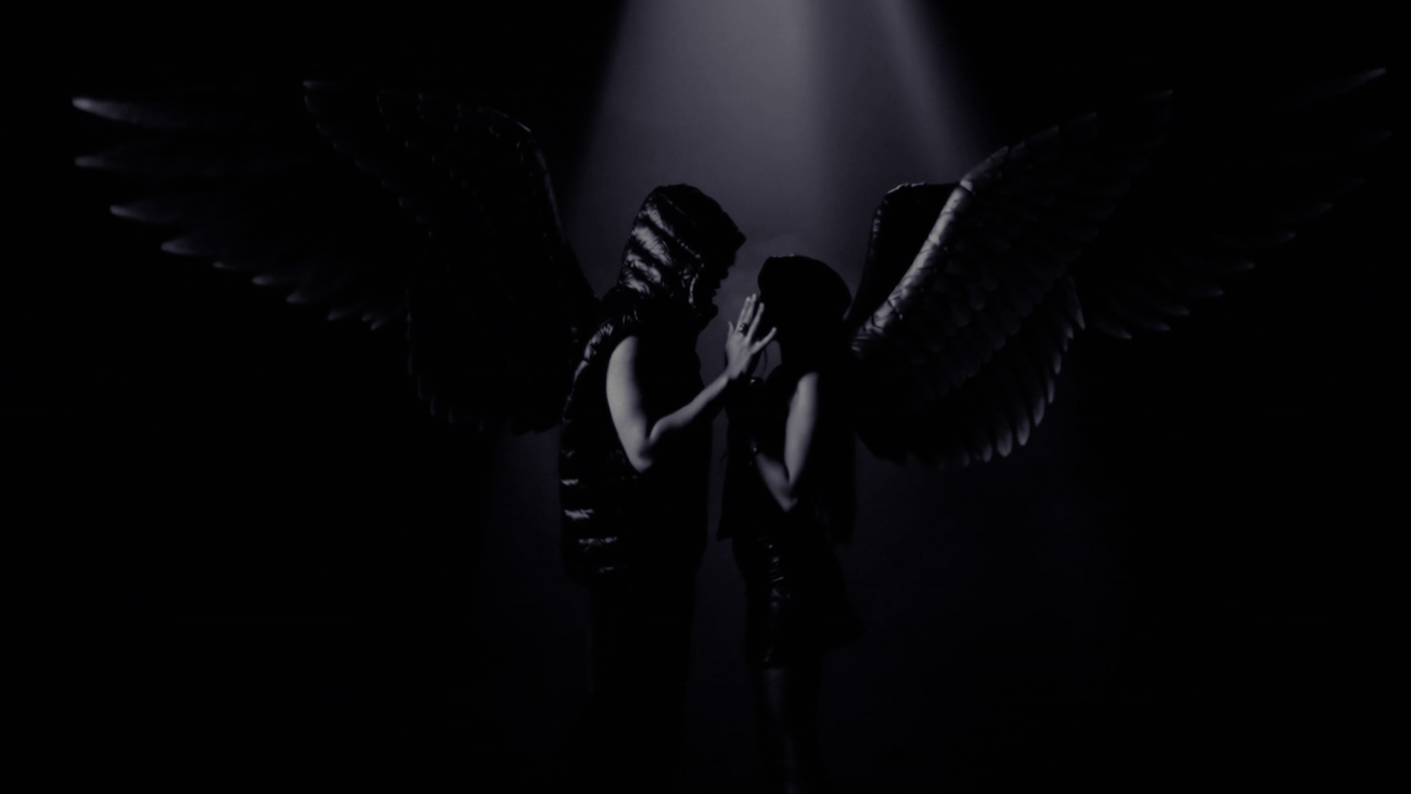 Silueta escénica del video Hailey de Bruno Caleb